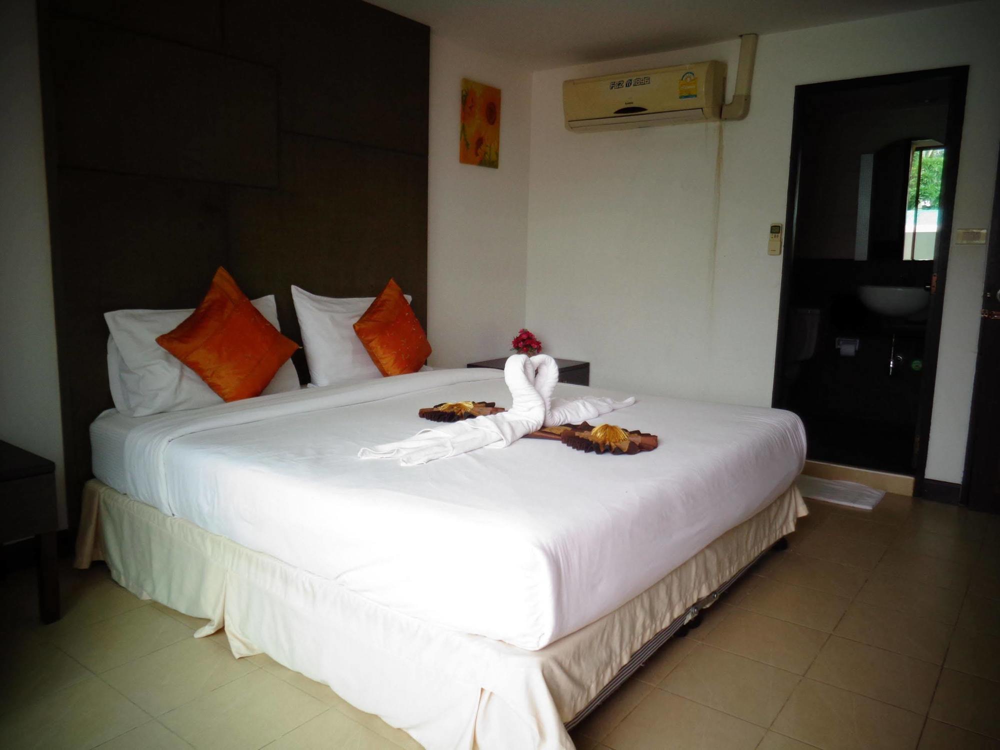 Bgw Phuket Hostel Patong Luaran gambar