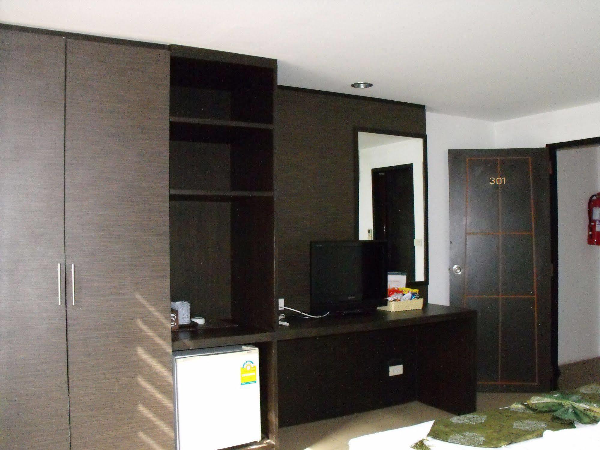 Bgw Phuket Hostel Patong Luaran gambar
