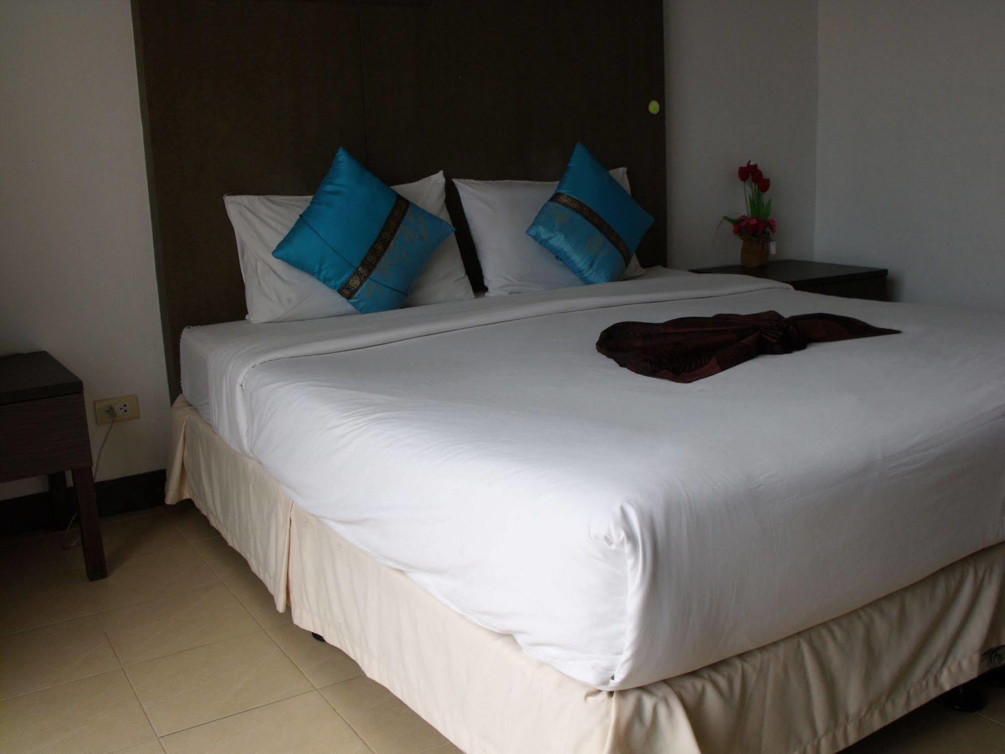 Bgw Phuket Hostel Patong Luaran gambar