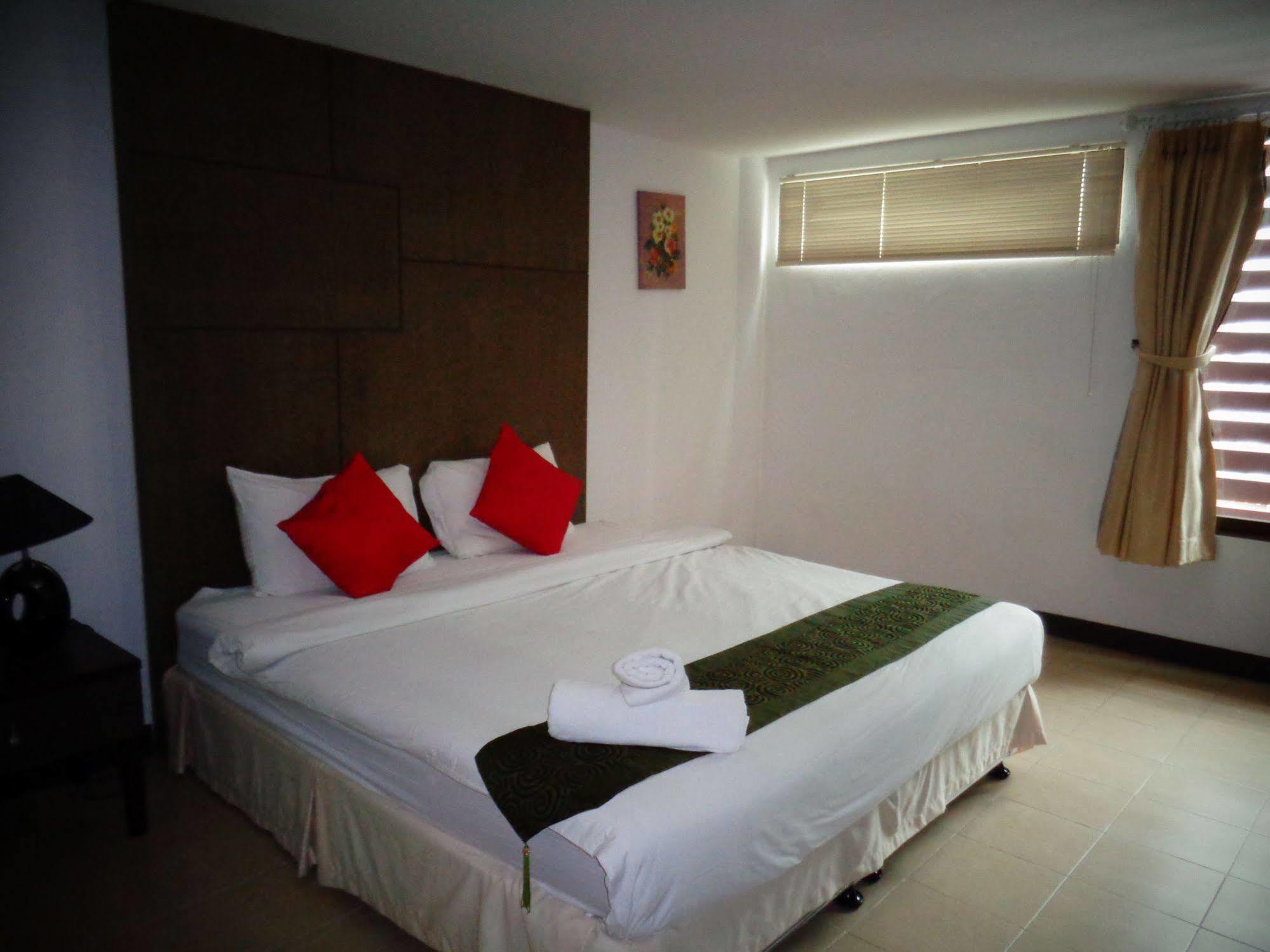 Bgw Phuket Hostel Patong Luaran gambar