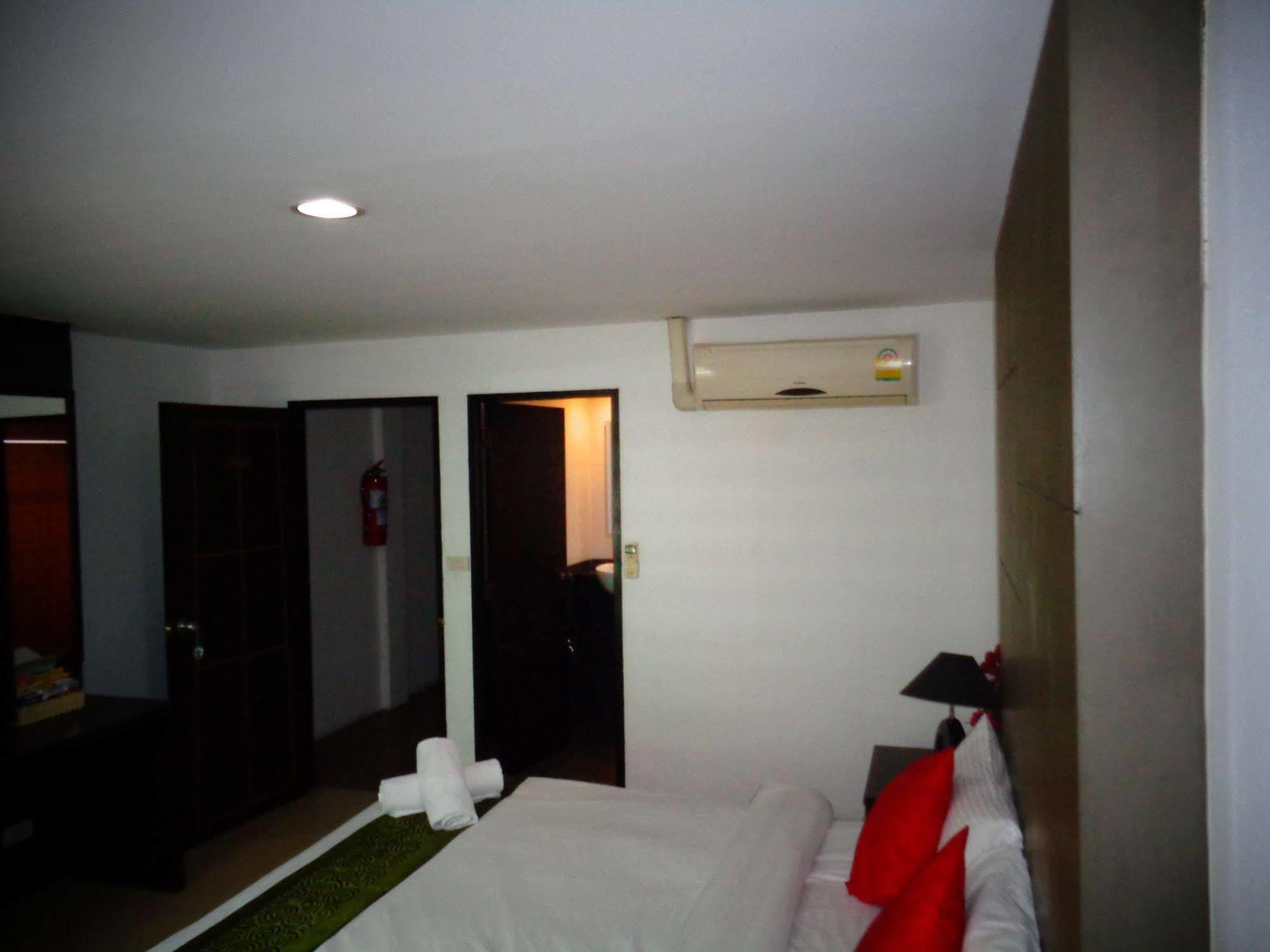 Bgw Phuket Hostel Patong Luaran gambar