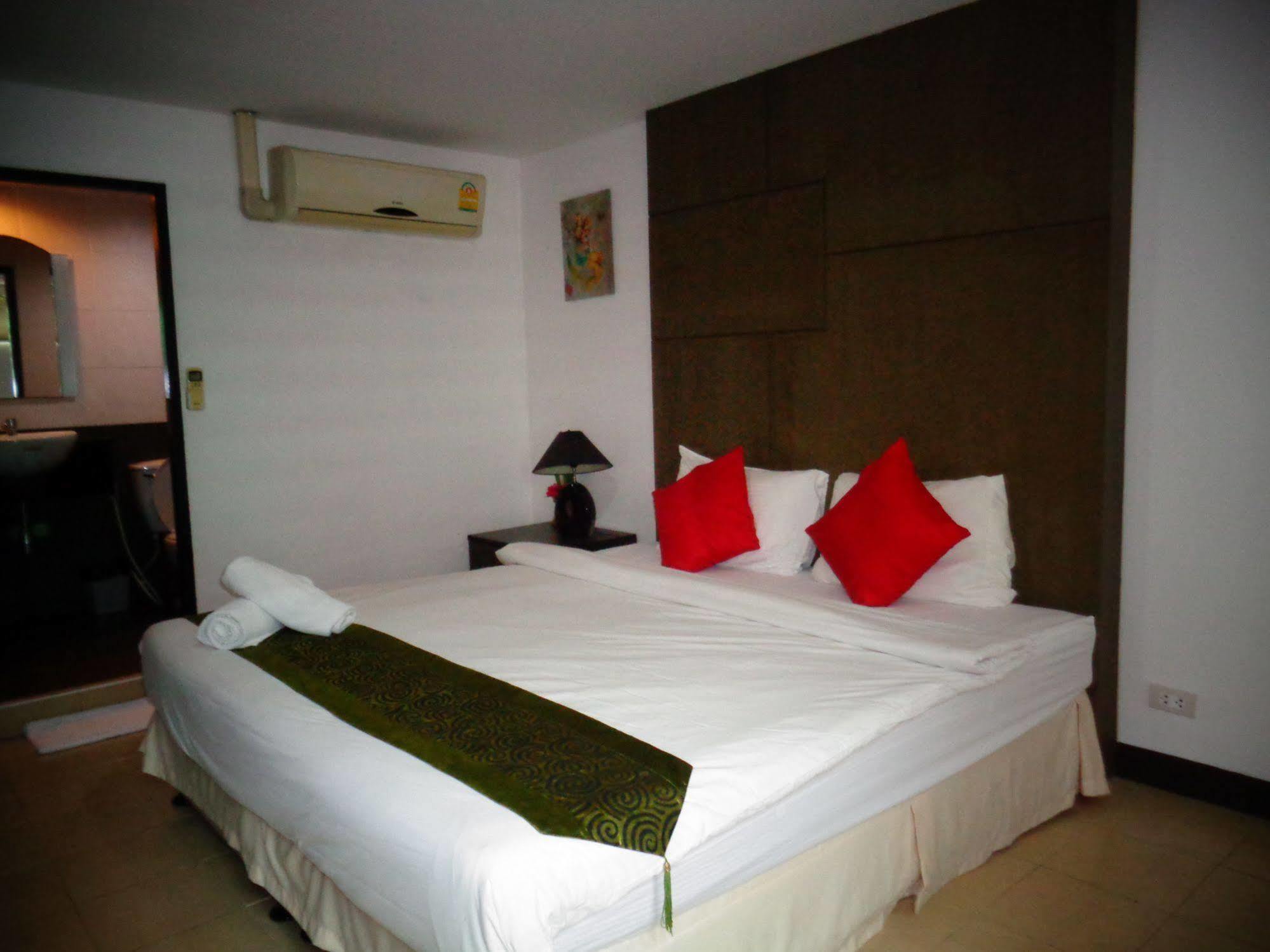 Bgw Phuket Hostel Patong Luaran gambar