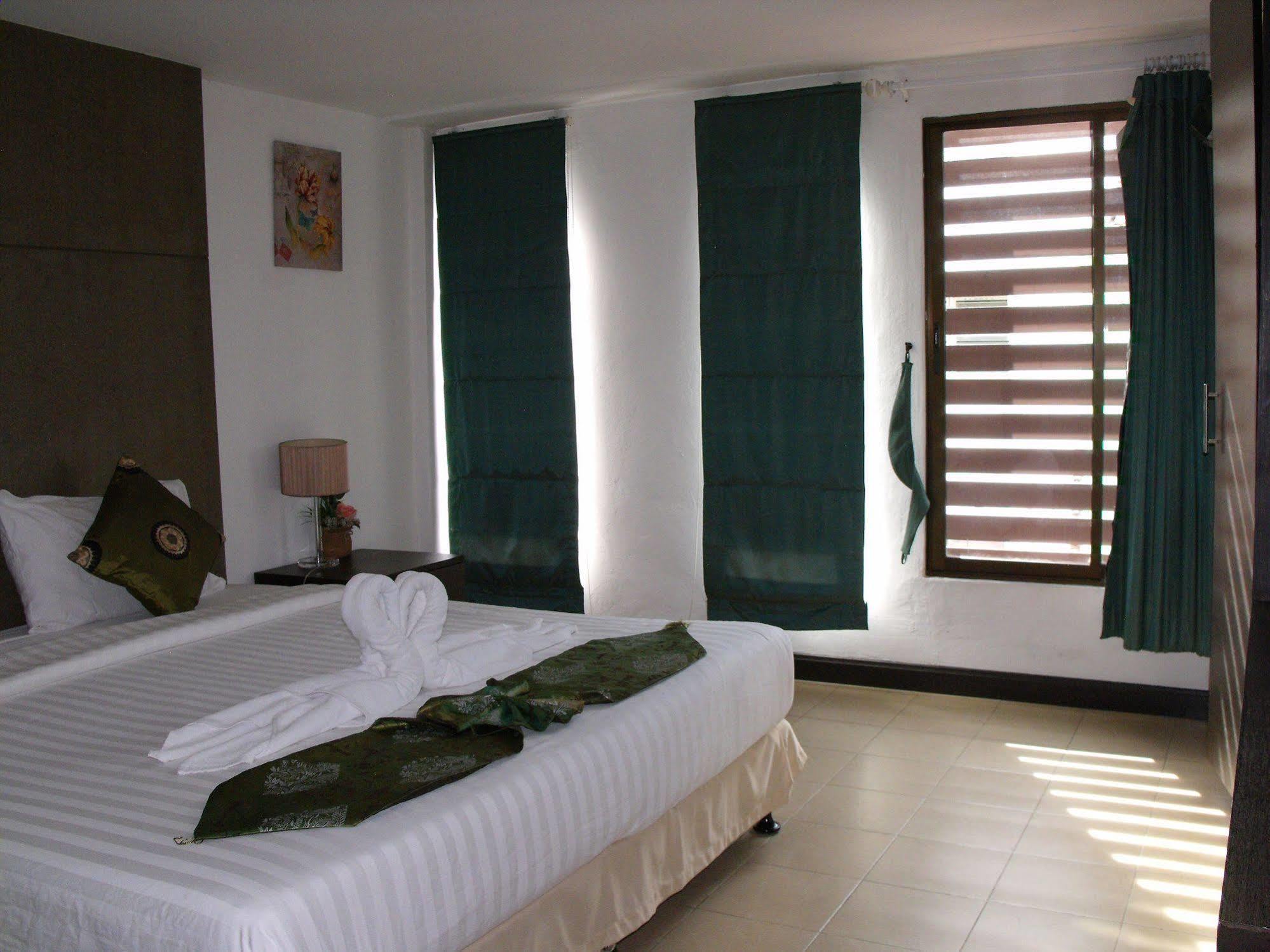 Bgw Phuket Hostel Patong Luaran gambar