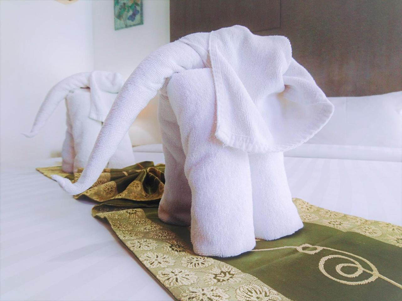 Bgw Phuket Hostel Patong Luaran gambar
